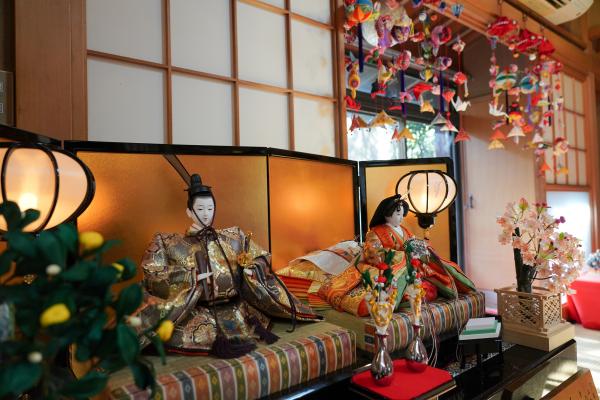 写真：ひな人形が並ぶ様子