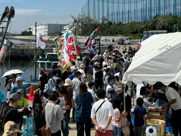 写真：港に多くの人が集まり賑わう様子