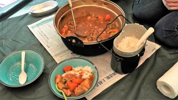 写真：ファミリーデイキャンプでつくったカレーライス