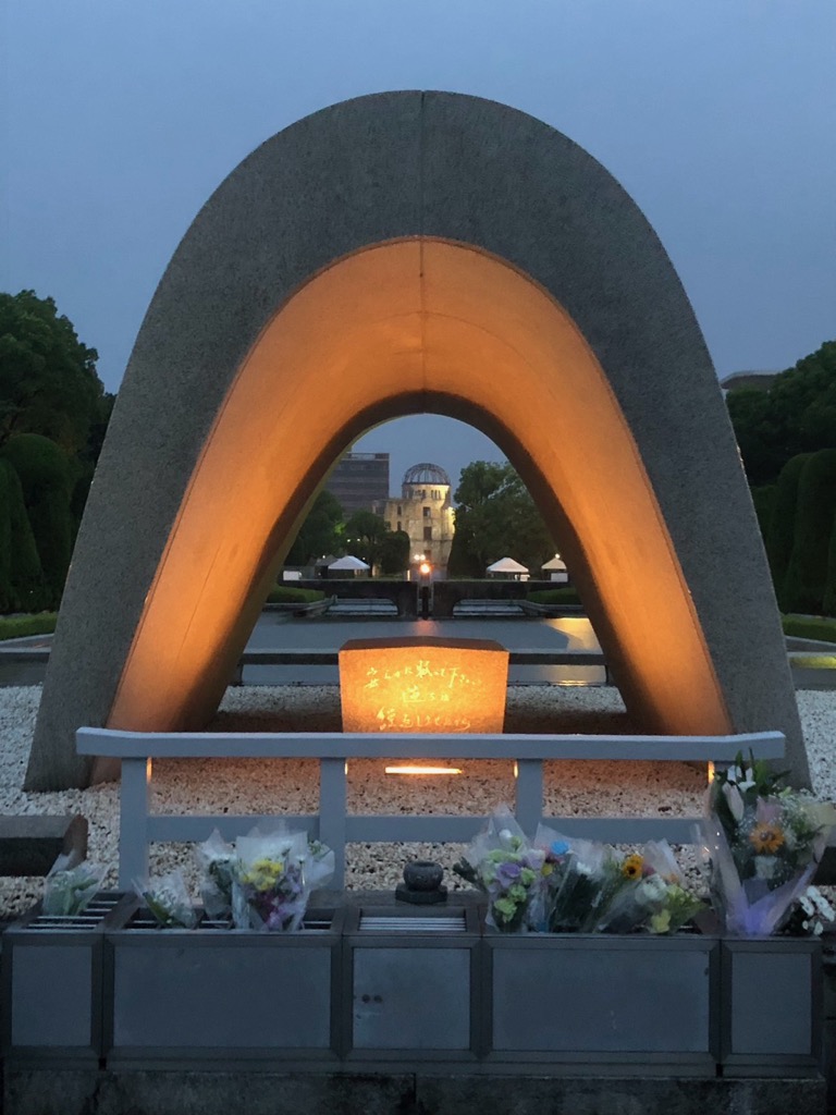 写真：原爆死没者慰霊碑（広島平和都市記念碑）